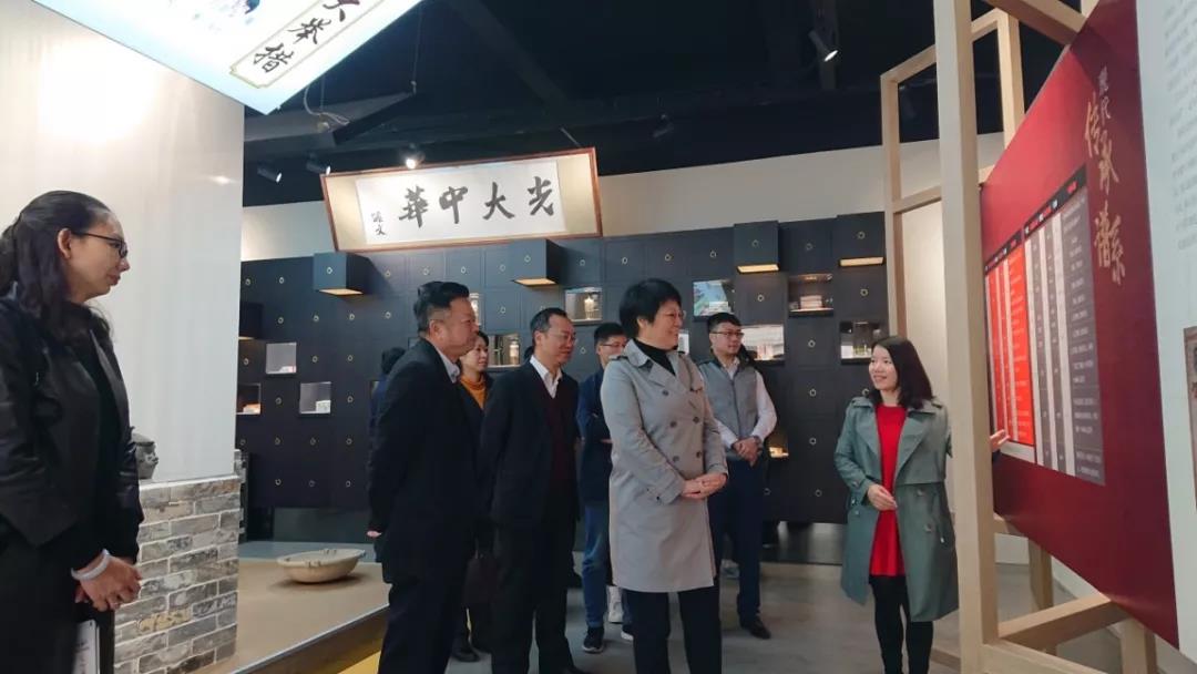 广药集团副总司理、总工程师刘菊妍一行到白云山银河国际调研科技质量治理事情