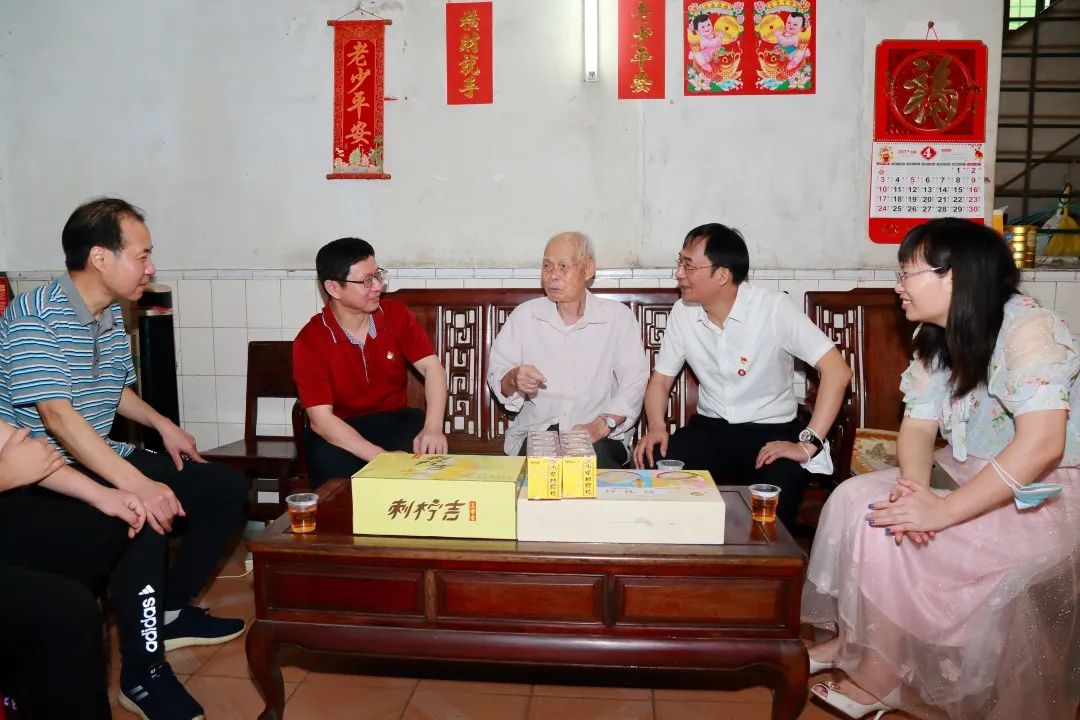 强国再起有我 传承劳模精神——白云山银河国际公司向导“五一”前夕走访慰问劳动模范和下层一线员工