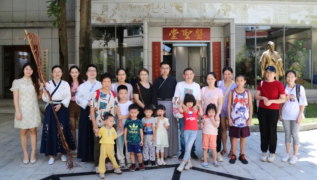 学千古名方 悟非遗传承——白云山银河国际公司组织开展主题非遗体验活动