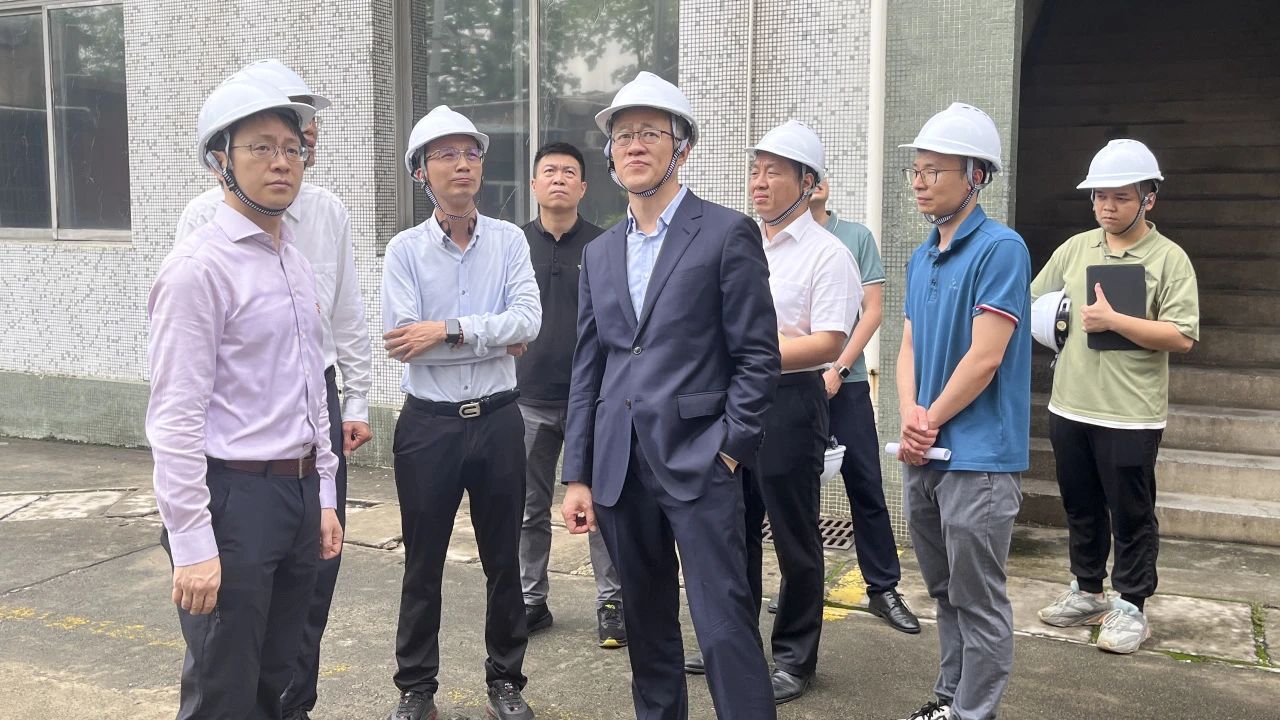 “五一”节前，，，，，广药集团党委副书记、副董事长、总司理杨军带队到白云山银河国际公司开展清静检查事情